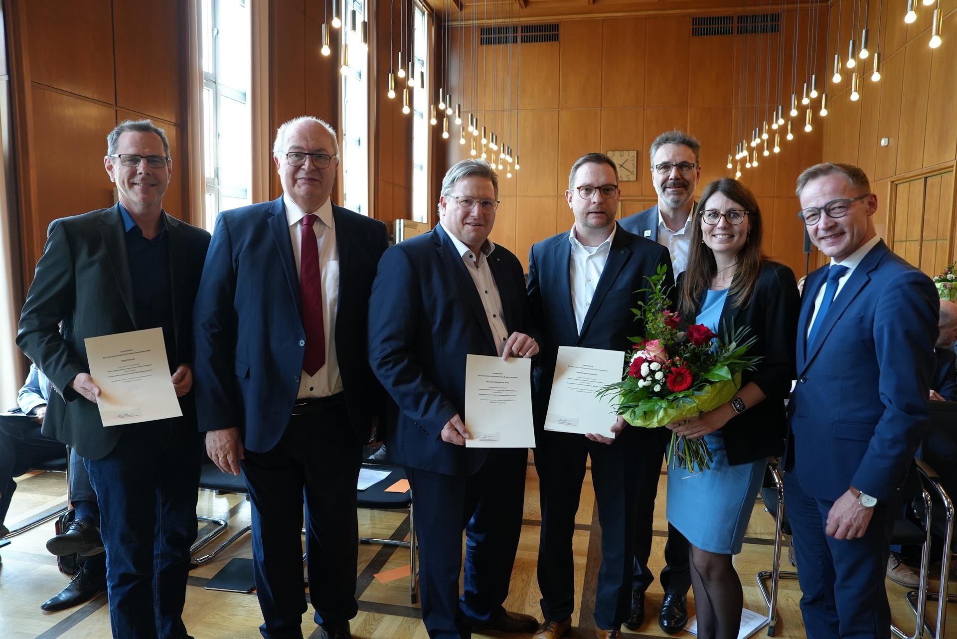 Auszeichnung für die interkommunale Zusammenarbeit im Rheinisch-Bergischen Kreis: Projekt für gemeinsame Krisenhotline erhält Landespreis 