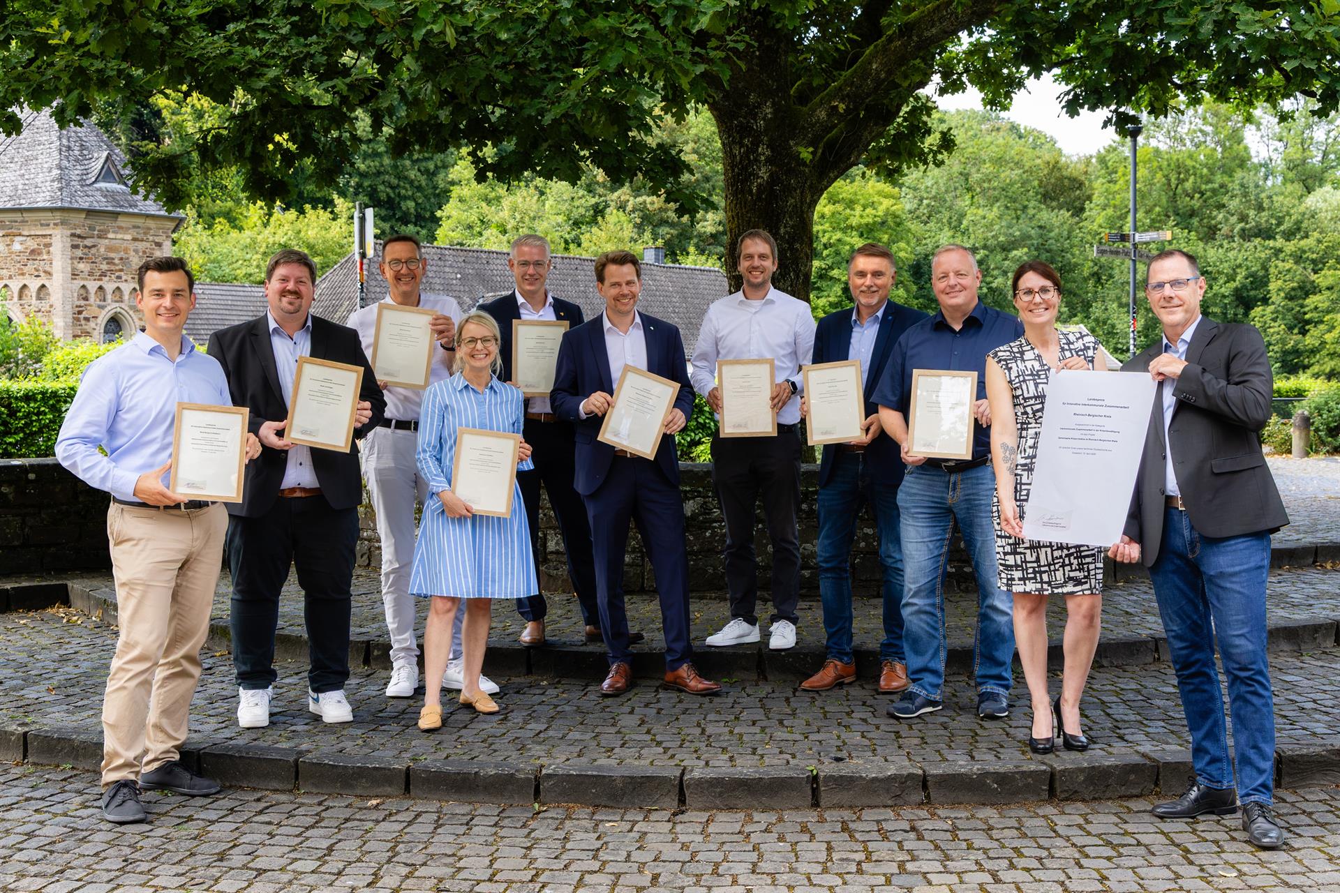 In der Krise Kräfte bündeln: Landrat, Bürgermeisterin und Bürgermeister nehmen Urkunden des Landespreises für innovative interkommunale Zusammenarbeit entgegen