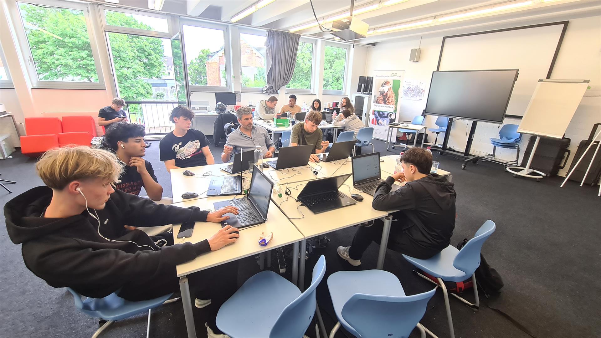 Schülerinnen und Schüler entwickeln smarte Pillendose für die Gesundheitsversorgung: zdi-MINT Projekt verbindet Technik, Digitalisierung und Pflege