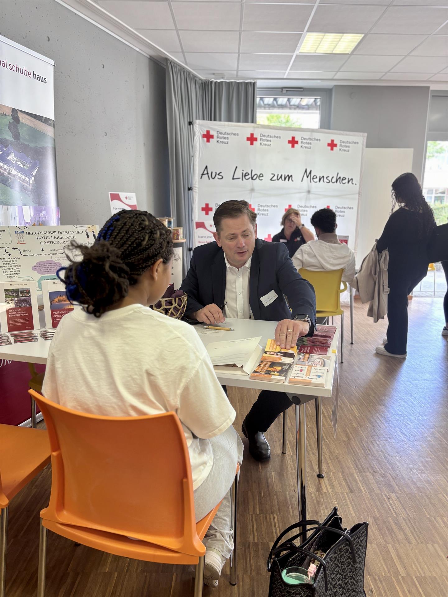 Azubi-Speeddating bringt Jugendliche und Ausbildungsbetriebe zusammen – Doppelqualifikation eröffnet neue Perspektiven durch weiteren schulischen Abschluss 
