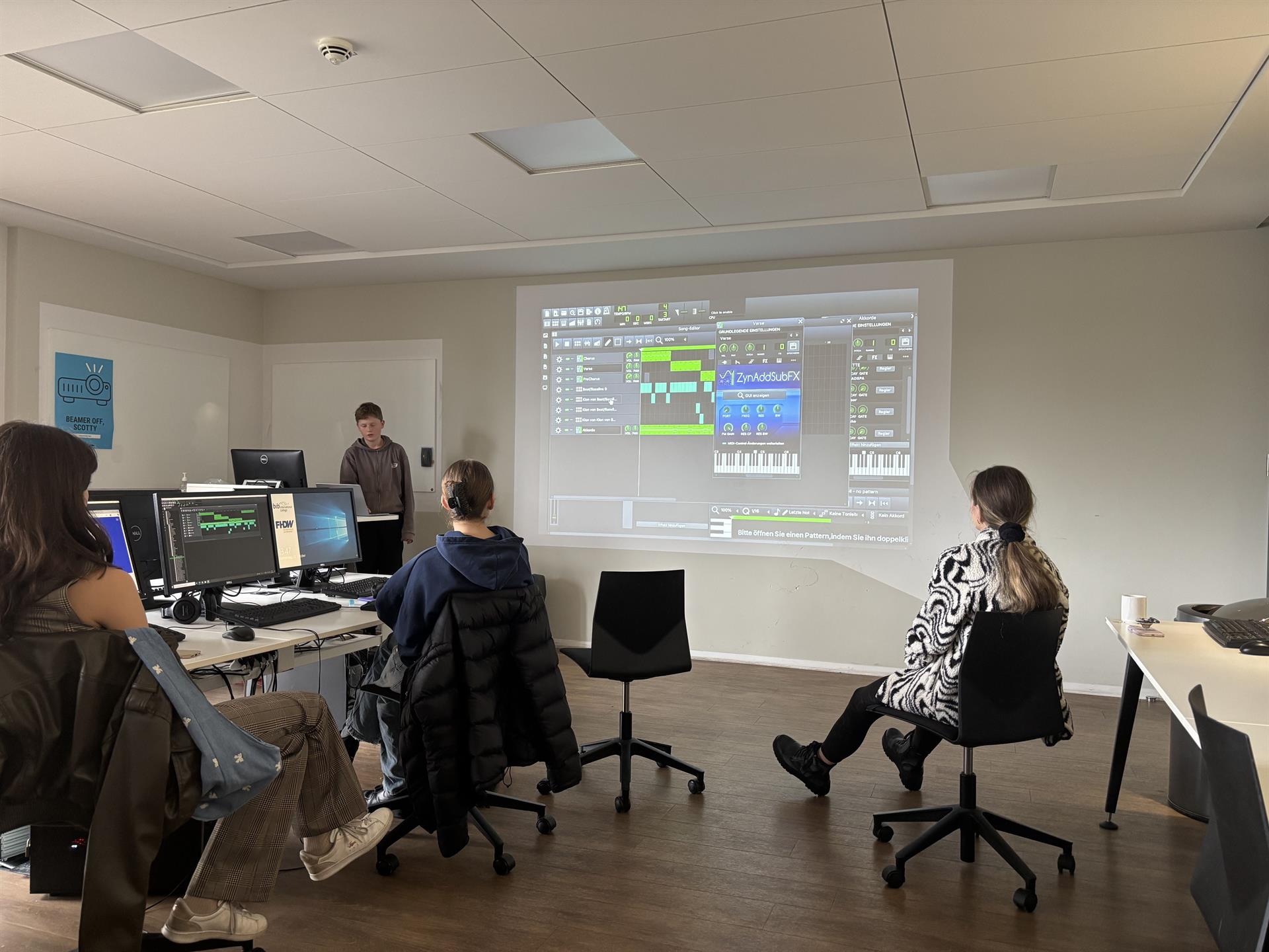 Im zdi-Netzwerk MINT Rhein-Berg programmierten Jugendliche Musik und lernten während des Workshops mögliche Berufswege kennen