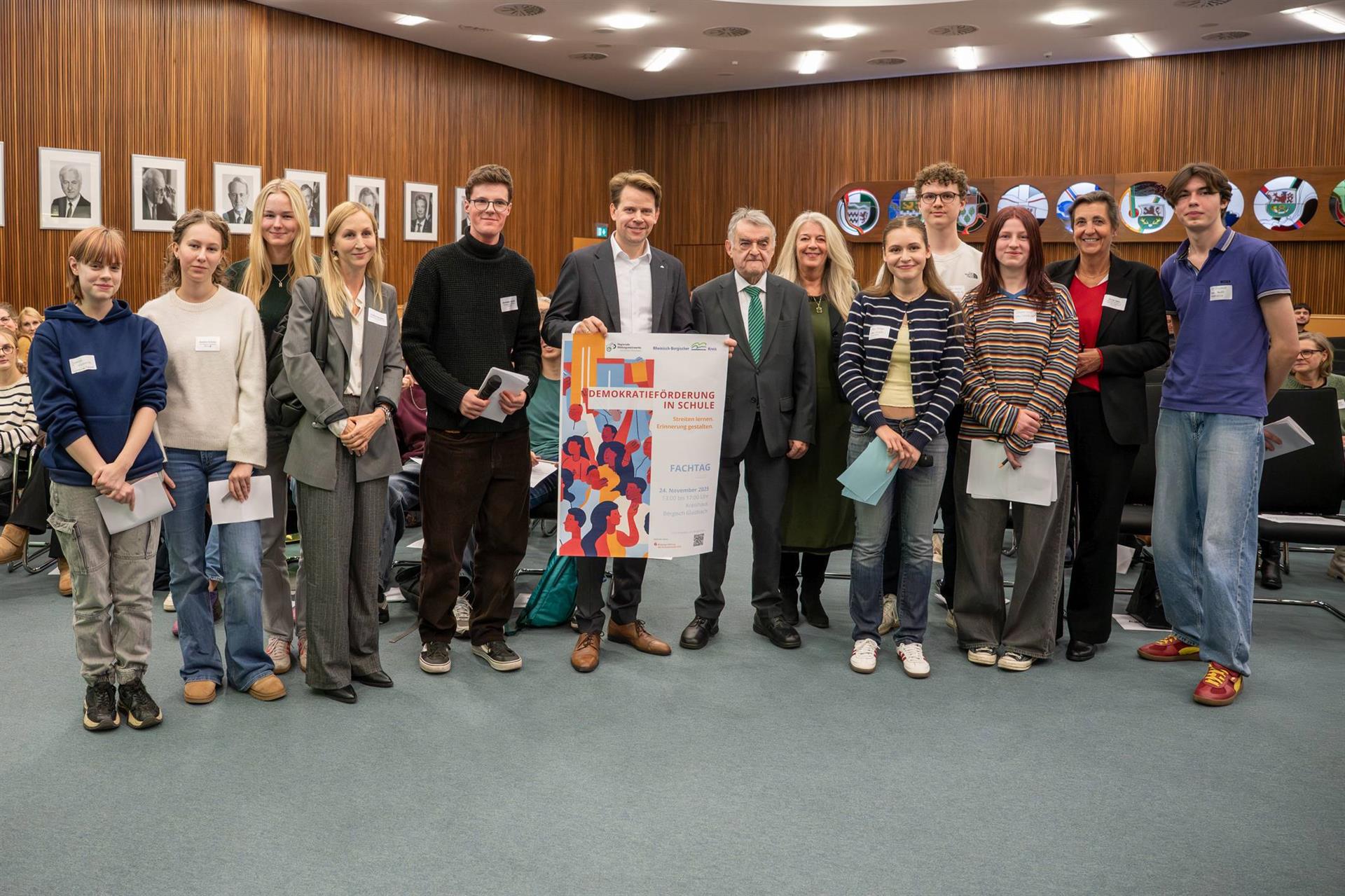 Fachtag Demokratieförderung in Schule: Aktive Unterstützung für Lehrkräfte - Schülerinnen und Schüler interviewen Innenminister Reul 
