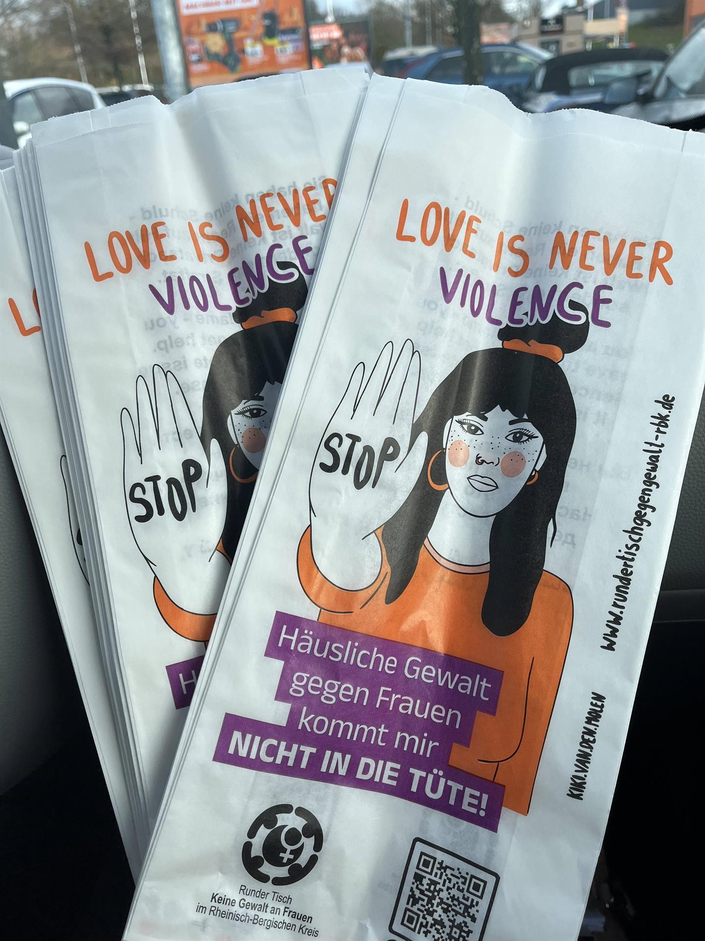 Keine Gewalt an Frauen: Brötchentüten machen auf Hilfsangebote und Unterstützung aufmerksam
