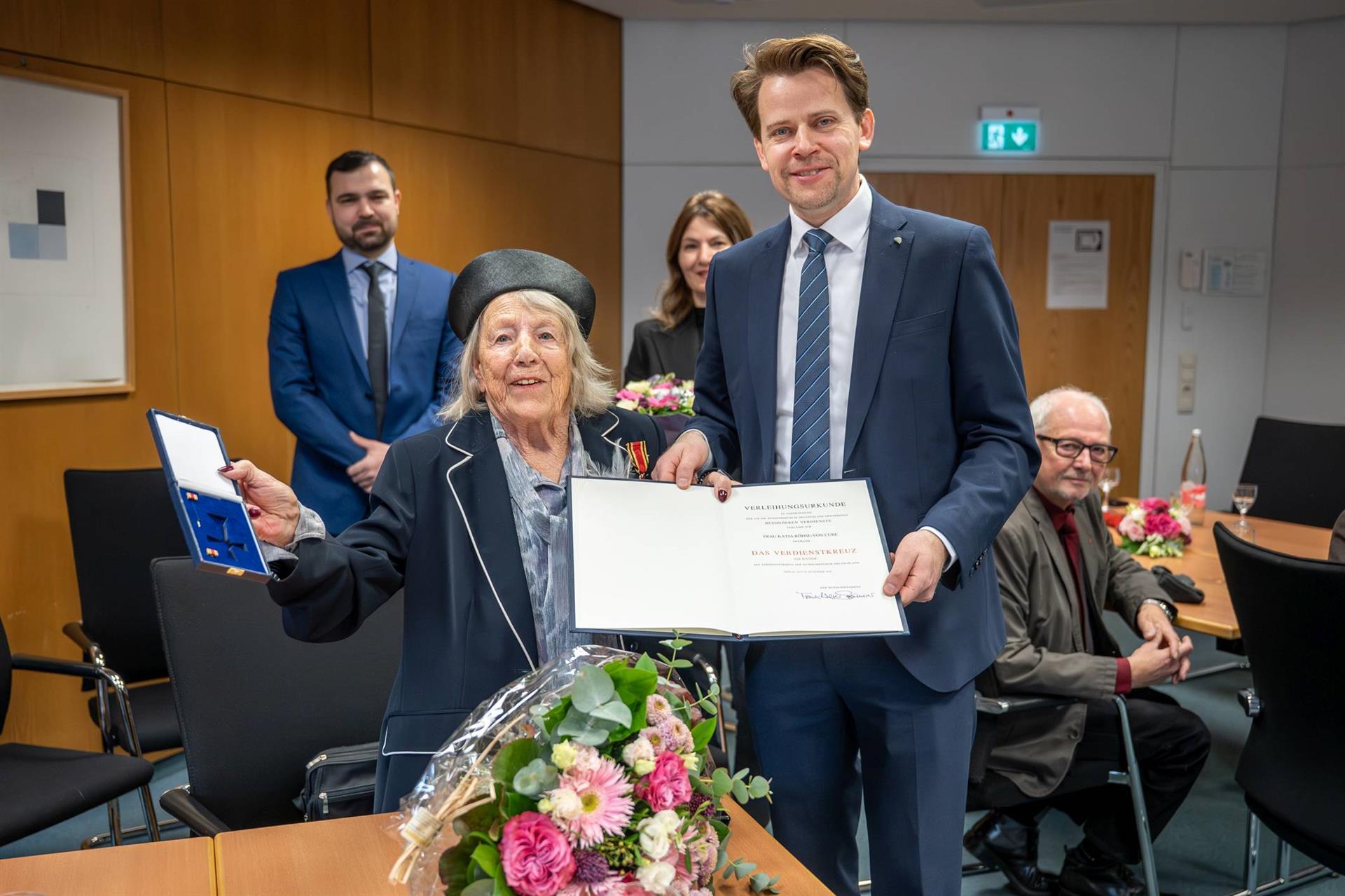 Im Rahmen einer Feierstunde im Kreishaus wurde Katharina Röhse-von Cube mit dem Verdienstkreuz am Bande des Verdienstordens der Bundesrepublik Deutschland geehrt.