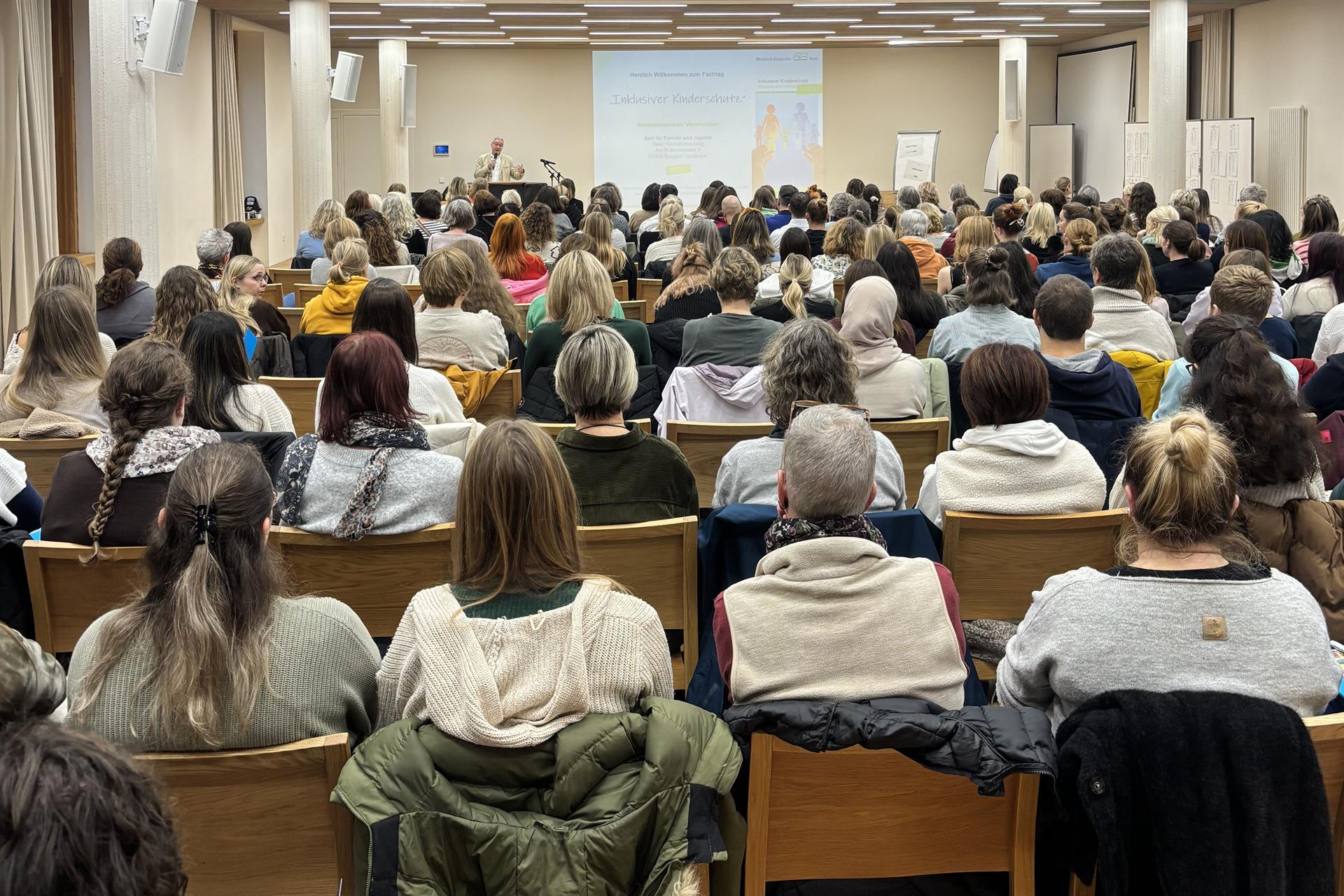 Inklusiver Kinderschutz im Fokus: 200 Fachkräfte aus Kita und Kindertagespflege tauschten ihr Wissen aus