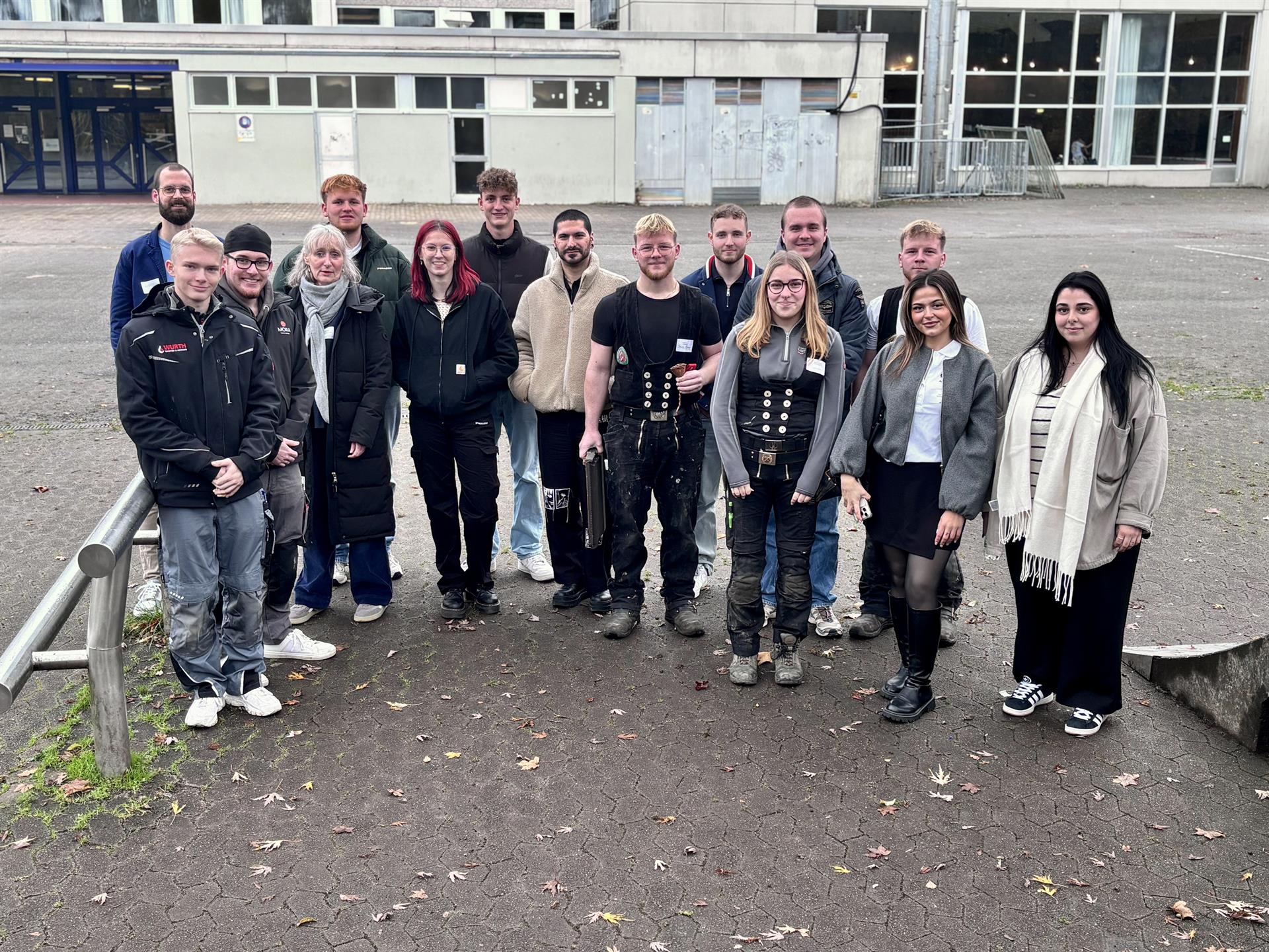 „Fast Lane!“ – Überholspur für den beruflichen Einstieg: Auszubildende präsentieren 1.600 Schülerinnen und Schülern im Kreis ihre Berufe 