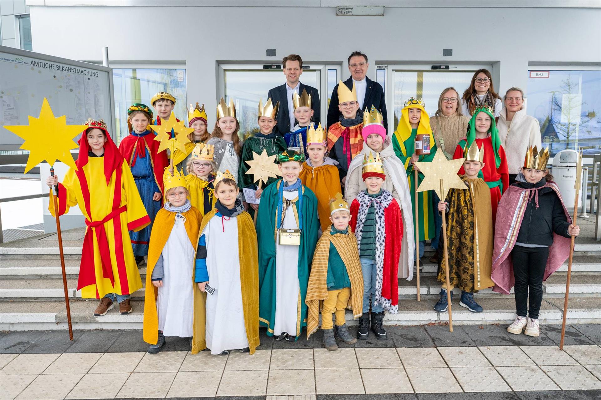 Sternsinger bringen Segen ins Kreishaus und sammeln Spenden für Kinder
