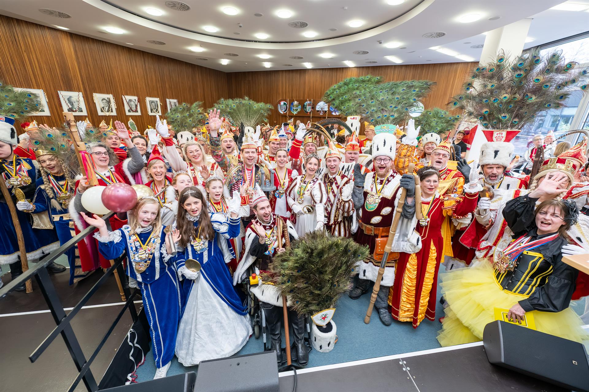 Kreishaus Heidkamp war für einen Tag das jecke Machtzentrum: rheinisch-bergische Tollitäten und größter Prinzenchor des Rheinlands sorgten für jecke Stimmung