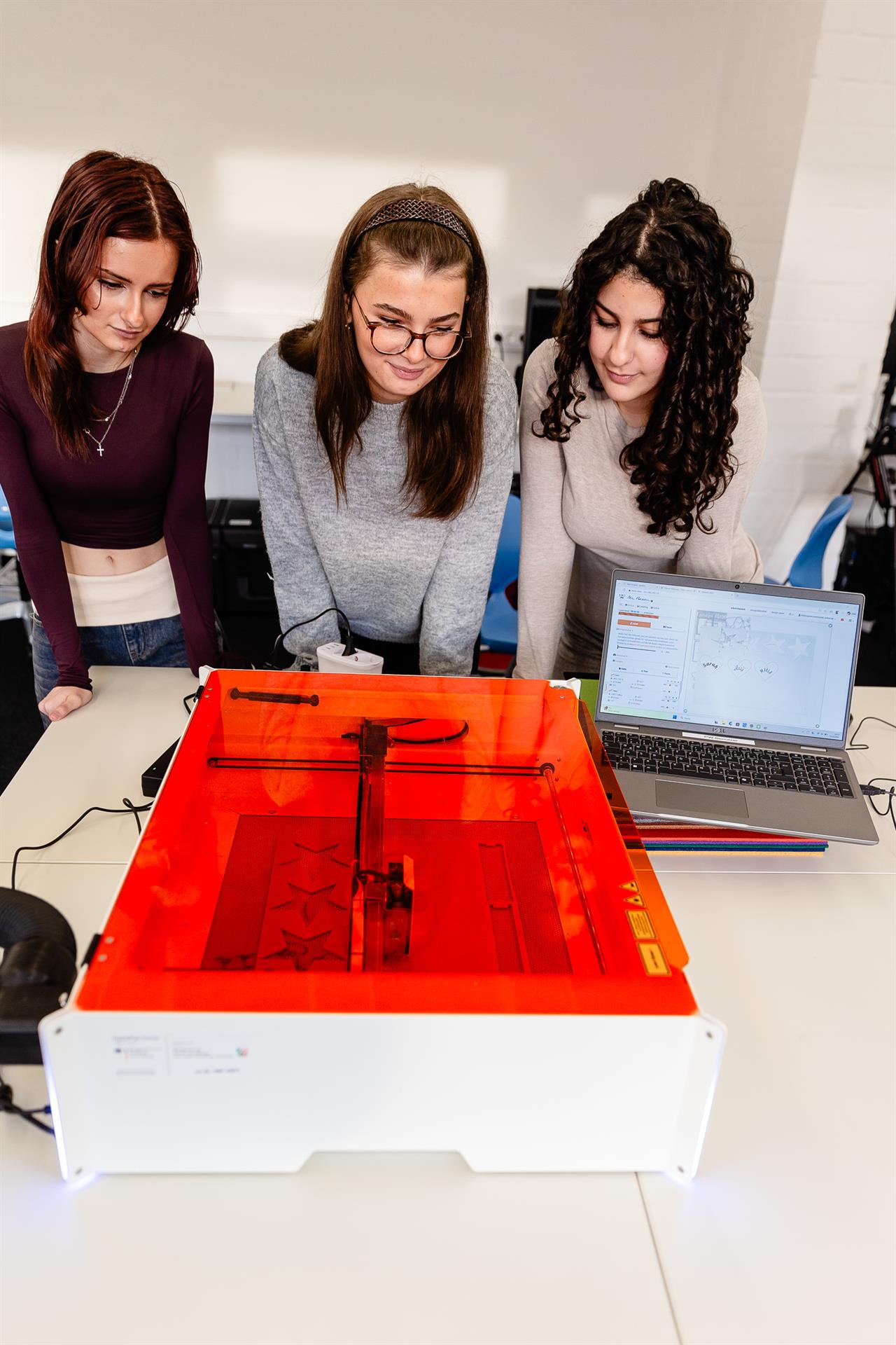 Kreativ, technisch und richtig stylisch: Kreisweiter Osterferienworkshop im zdi-Netzwerk MINT  Rhein-Berg macht Jugendliche zu kreativen Designerinnen und Designern