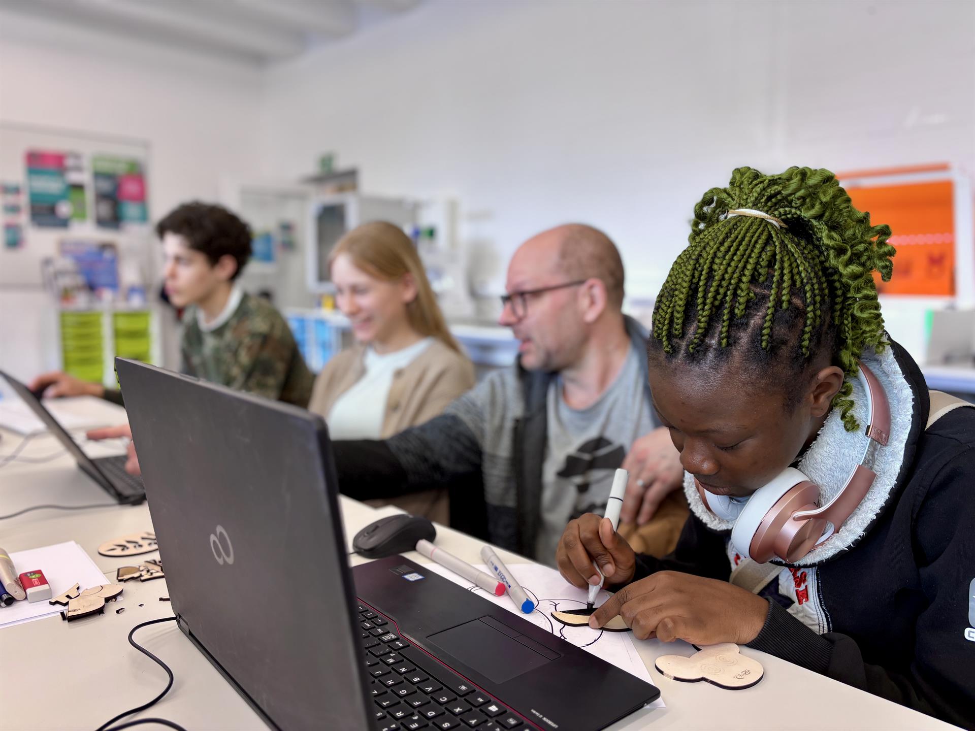 Nachwuchs-Designerinnen und -Designer kreierten ihre eigenen Marken im Digital Making Place bei kreisweitem Osterferienworkshop  