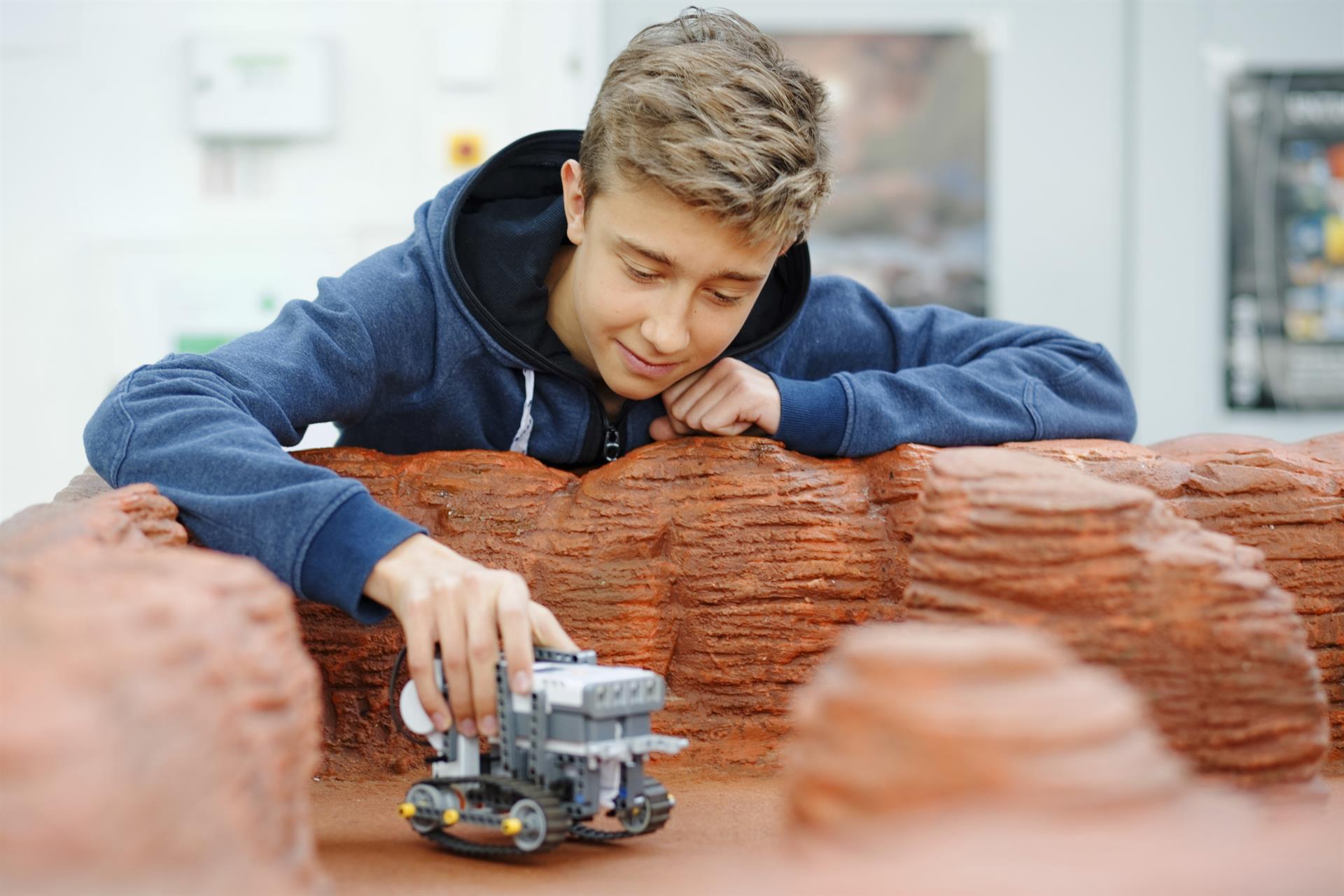 Roboter bauen, Filme drehen und Zukunft in Szene setzen: Spannende kreisweite  MINT-Workshops in den Sommerferien